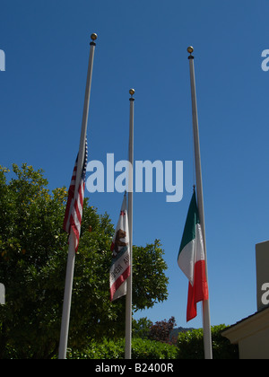 Je vois des drapeaux en berne à Robert Mondavi Winery dans la Napa Valley en deuil le décès de M. Mondavi le 16 mai, 2008 Banque D'Images