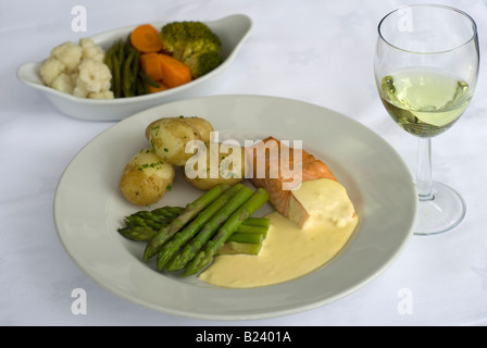 Le saumon et les asperges avec sauce hollandaise et pommes de terre nouvelles Banque D'Images