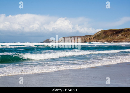 Vagues se brisant sur la plage de Sennen Cove Cornwall Banque D'Images
