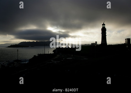 Ville de Plymouth, en Angleterre. La tombée de la vue de la pioche comme Plymouth Sound, Drake's Island et Smeaton's Eddystone Lighthouse. Banque D'Images