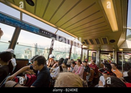 Passagers à l'intérieur du funiculaire Peak Tram, une importante attraction touristique de Hong Kong Banque D'Images