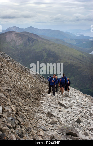 Les randonneurs sur le poney piste sur le Ben Nevis pendant les trois sommets Challange Banque D'Images