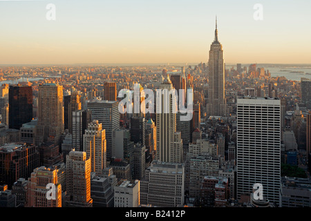 Vue aérienne de Manhattan cityscape au crépuscule depuis le sommet du Rockefeller Center - New York City, USA Banque D'Images