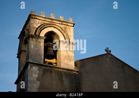 L'horloge dans la partie médiévale de la ville de Taormina, Sicile, Italie Banque D'Images