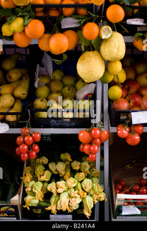 Affichage des fruits et légumes à vendre dans des boîtes à l'extérieur de l'atelier à Taormina, Sicile, Italie Banque D'Images