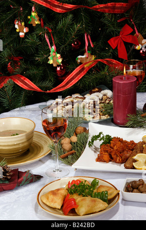 Réveillon de Noël dîner de vacances sur une table à manger poisson frit carpe avec des verres de vin au-dessus de personne verticale aux États-Unis haute résolution Banque D'Images