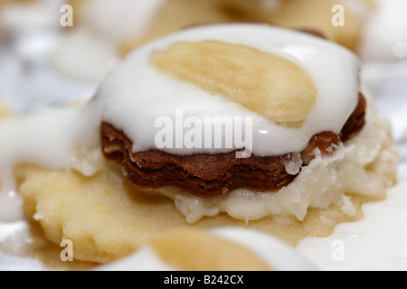 Biscuits de Noël cuits biscuits Linzer rempli de bonbons sur la table personne au-dessus du fond encadré horizontal maison faite aux États-Unis haute résolution Banque D'Images
