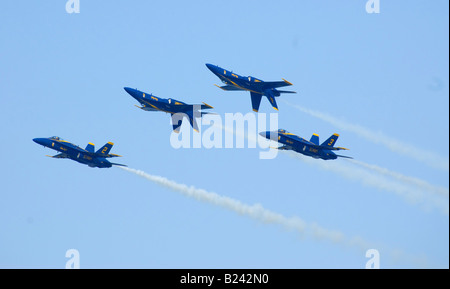 Quatre anges bleu marine de l'équipe de démonstration en vol d'avions volant en une formation serrée Banque D'Images