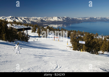 Une jeune femme sans expérience en descendant la pente de ski sur un lac Tahoe ski resort Banque D'Images