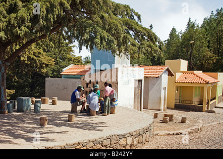 Les habitants de cartes à jouer dans le village de Pico da Cruz Banque D'Images