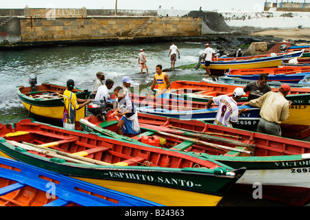 Pêcheur dans le village de Ponta do Sol sur Santo Antao Caoe Verde Banque D'Images