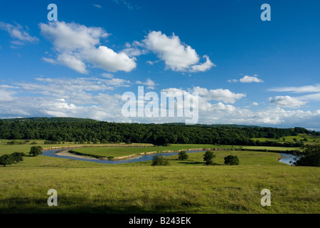 La rivière Severn à Oxbow dans l'été de fin de soirée light Leighton Shropshire England Royaume-Uni GB Grande-bretagne British Isles Banque D'Images