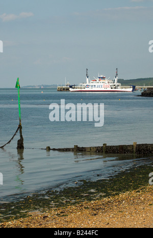 Un ferry quitte Yarmouth sur l'île de Wight pour Lymington sur la côte sud de l'Angleterre. Banque D'Images