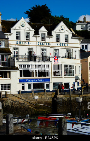 Le navire et le Château Hôtel et Queyside Cafe par le port de St Mawes Cornwall UK Banque D'Images