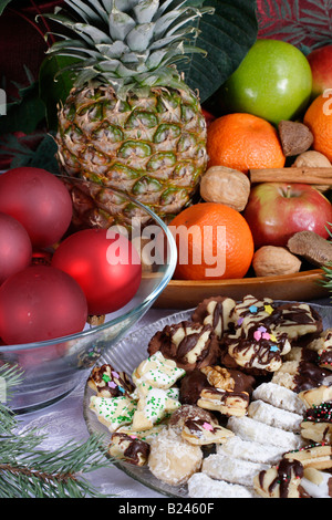 Noël cuit des biscuits et des bonbons sur une assiette à la fête à la maison personne aucune vue de dessus verticale boules rouges dans le panier haute résolution Banque D'Images