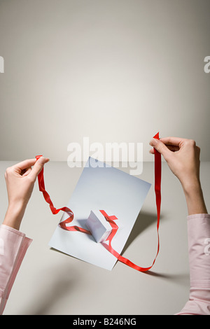 Une femme tenant une photographie d'un don Banque D'Images