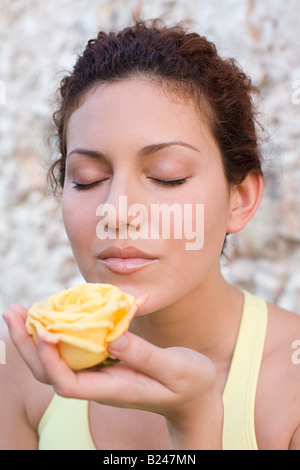 Woman smelling une rose Banque D'Images