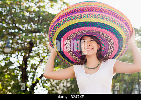 Femme portant des sombreros Banque D'Images