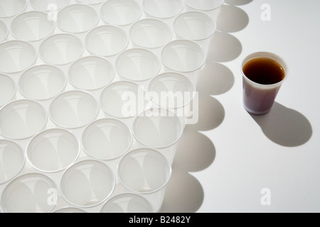 Tasse de cola et des rangées de tasses vides Banque D'Images