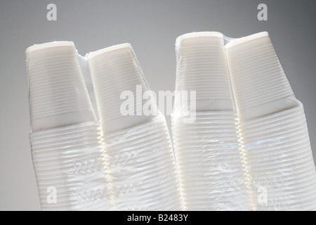 Des piles de gobelets en plastique Banque D'Images