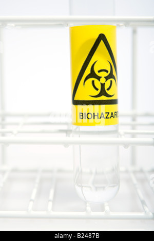 Biohazard label sur un tube à essai Banque D'Images