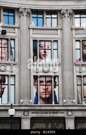 Photos de géant visages dans United Colors of Benetton department store à Oxford Street Londres Banque D'Images