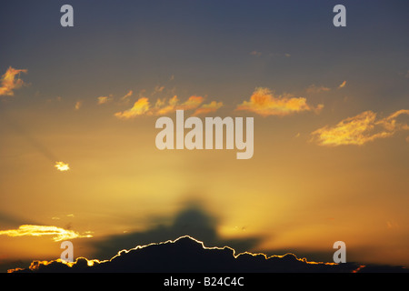 Coucher du soleil derrière le gros nuage provoquant doublure argentée et ciel dramatique Sydney Australie Banque D'Images