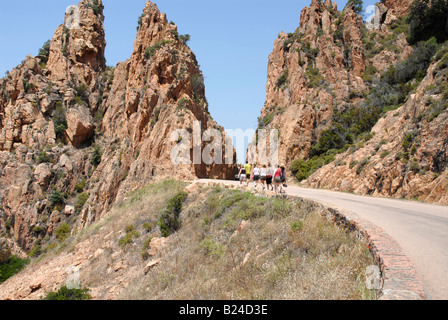 Les visiteurs touristiques et l'on marche sur le chemin montagneux du nord-ouest de la Corse Banque D'Images