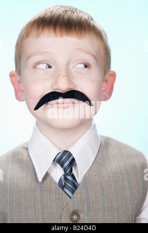 Portrait d'un garçon portant une fausse moustache Banque D'Images