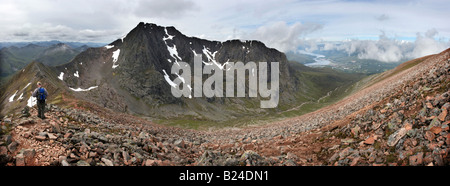 Randonneur en ordre décroissant sur la CMD Arete de Carn Dearg Plus en route vers le Ben Nevis Banque D'Images