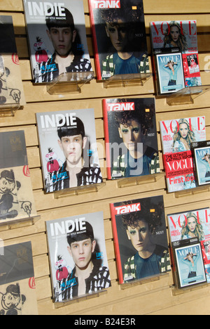 Magazines de style sur l'affichage en vitrine au Royaume-Uni Banque D'Images
