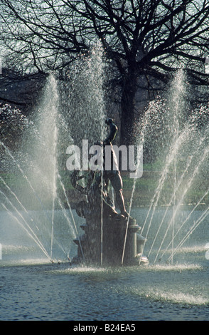 Fontaine à Royal Botanical Gardens de Kew, Richmond, Royaume-Uni Banque D'Images