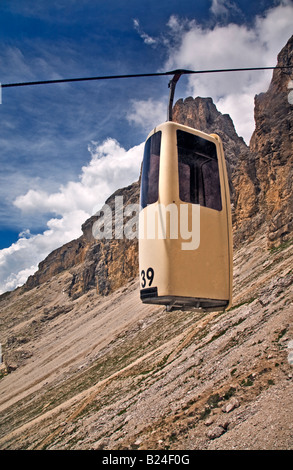 Deux personnes entre Col de Sella et Toni Demetz Refuge, Sassolungo, Dolomites, Italie Banque D'Images