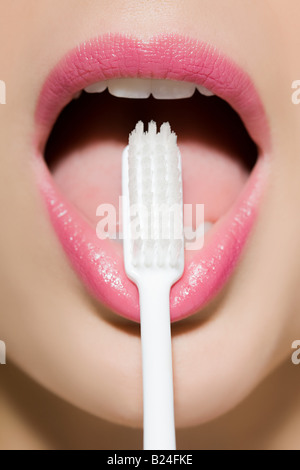 Femme avec une brosse à dents Banque D'Images