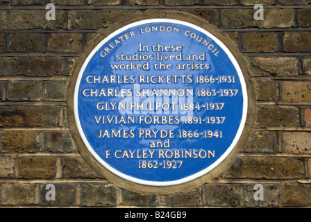 Blue plaque marquant les artistes qui ont vécu et travaillé dans des studios à Lansdowne House, Holland Park Lansdowne Road, Londres, Angleterre Banque D'Images