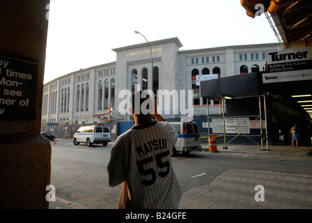 Les photographies d'un ventilateur en construction new Yankee Stadium dans le quartier de New York dans le Bronx Banque D'Images