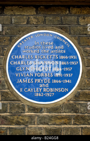 Blue plaque marquant les artistes qui ont vécu et travaillé dans des studios à Lansdowne House, Holland Park Lansdowne Road, Londres, Angleterre Banque D'Images