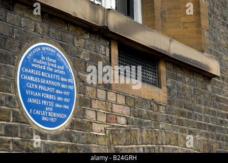 Blue plaque marquant les artistes qui ont vécu et travaillé dans des studios à Lansdowne House, Holland Park Lansdowne Road, Londres, Angleterre Banque D'Images