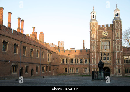 Eton College patio principal, en début de soirée. La statue est d'Henry VI, qui a fondé l'école avec ses 70 chercheurs. Banque D'Images