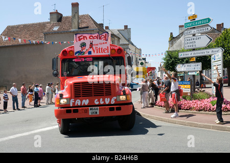 Tour de France 2008 - caravane reconvertie (American school bus) parrainé par "Vittel" l'eau de source, France. Banque D'Images