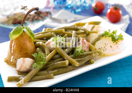 Les poires Haricots et bacon servi côte à côte pour atteindre le mélange préféré de sweet sour salé et fumé Banque D'Images