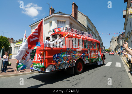 Tour de France 2008 - caravane reconvertie (American school bus) parrainé par "Vittel" l'eau de source, France. Banque D'Images