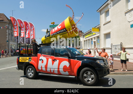 Tour de France 2008 caravane - voiture Nissan parrainé par 'RMC', la station de radio France. Banque D'Images