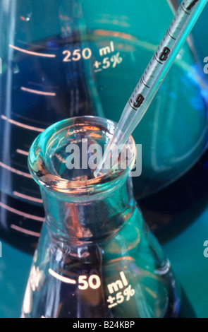 Verrerie de laboratoire FLACONS PIPETTE Fiole Erlenmeyer TEST Banque D'Images