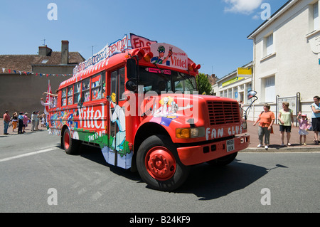 Tour de France 2008 - caravane reconvertie (American school bus) parrainé par "Vittel" l'eau de source, France. Banque D'Images