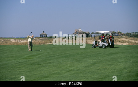 Kiawah Island une île près de Charleston est une destination populaire ces golfeurs sont au cours de l'Océan Banque D'Images