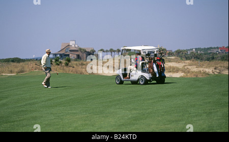 Kiawah Island une île près de Charleston est une destination populaire ces golfeurs sont au cours de l'Océan Banque D'Images