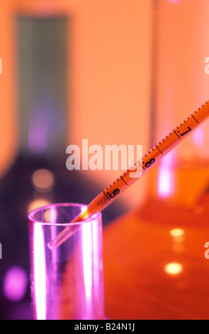 CLOSE UP PIPETTE AND TEST TUBE ESSAIS EN LABORATOIRE Banque D'Images