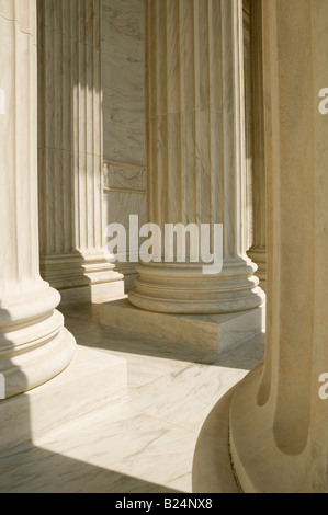 Les colonnes à l'entrée de la Cour suprême des Etats-Unis à Washington DC Banque D'Images