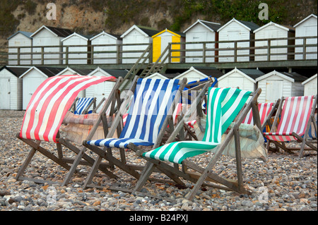 Transats sur la plage dans la bière, Devon Banque D'Images